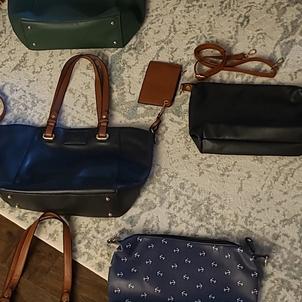 New condition vegan totes with attached coin purses and addtl matching bags - Picture 5 of 14